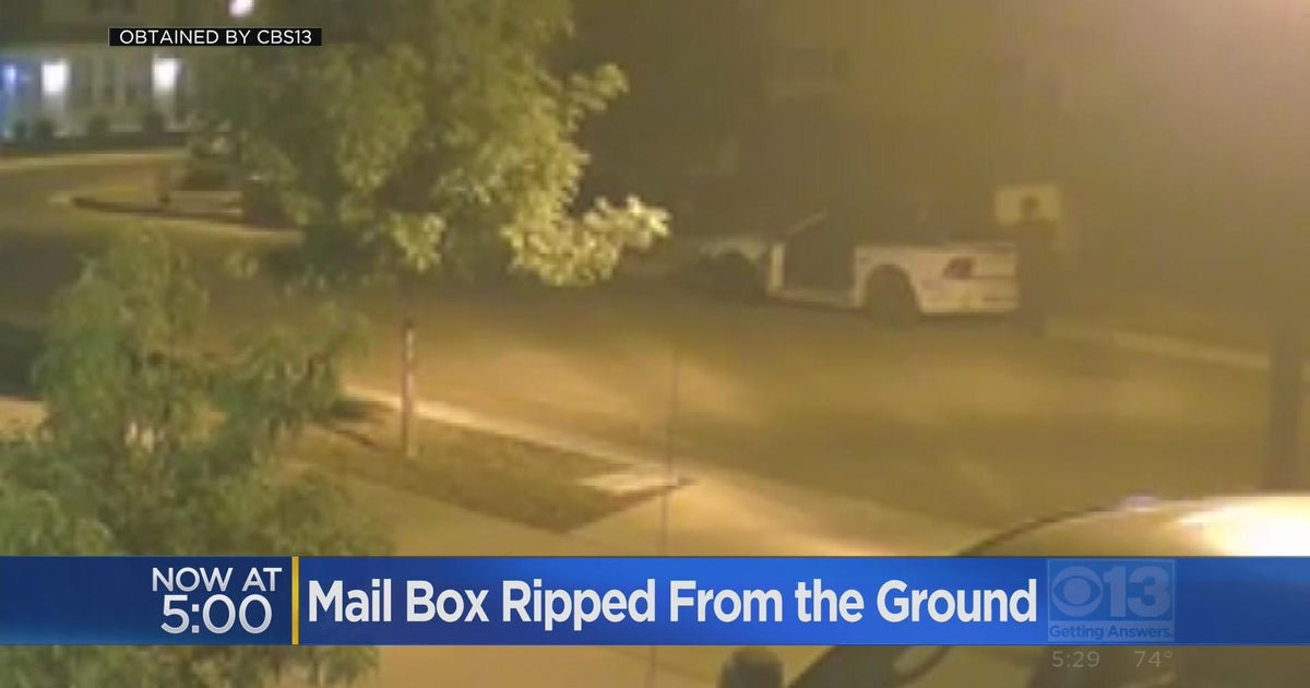 Sacramento suspects caught on camera stealing mailbox unit