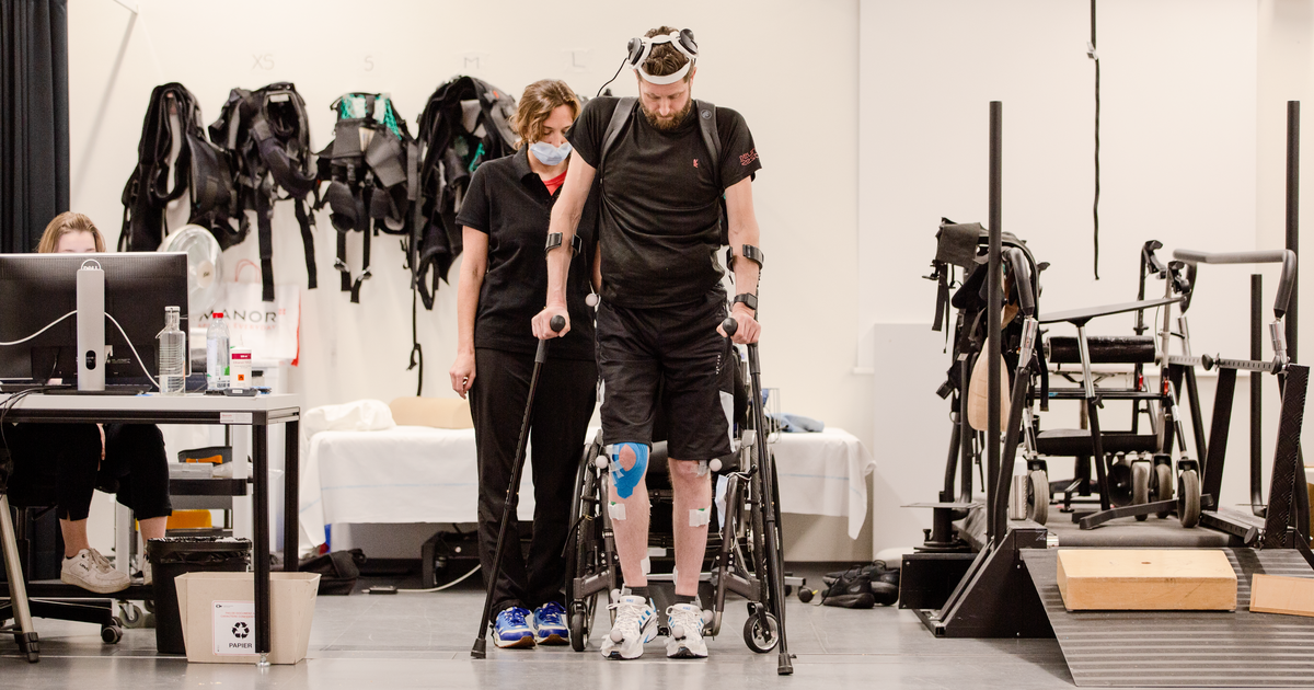 رجل مشلول يمشي مرة أخرى مستخدماً غرسات تربط الدماغ بالحبل الشوكي