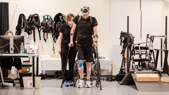 gert-jan-walking-with-digital-bridge-at-lausanne-university-hospital-epfl-jimmy-ravier-6139.png 