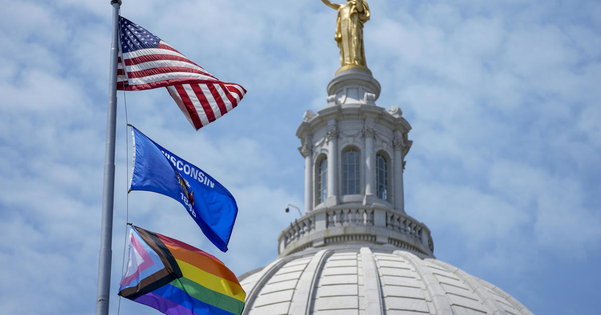 Губернаторът на Уисконсин Евърс наложи вето на забраната за атлетика на транссексуални в гимназията, осъди „радикални политики, насочени към ЛГБТК“