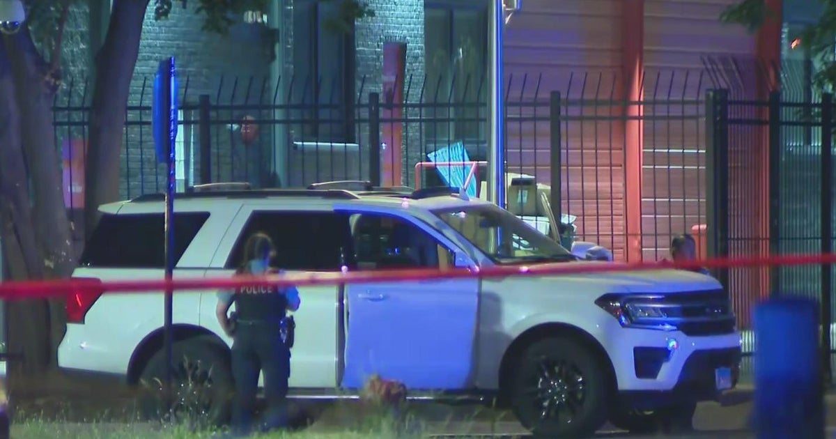 Off-duty Chicago Police officer shot, wounded on Near West Side - CBS ...