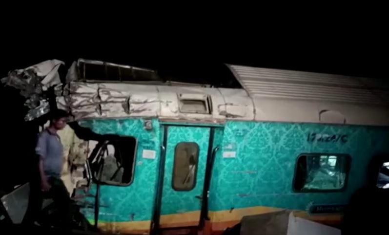 At least 288 killed, 850 injured in India train derailment - CBS News