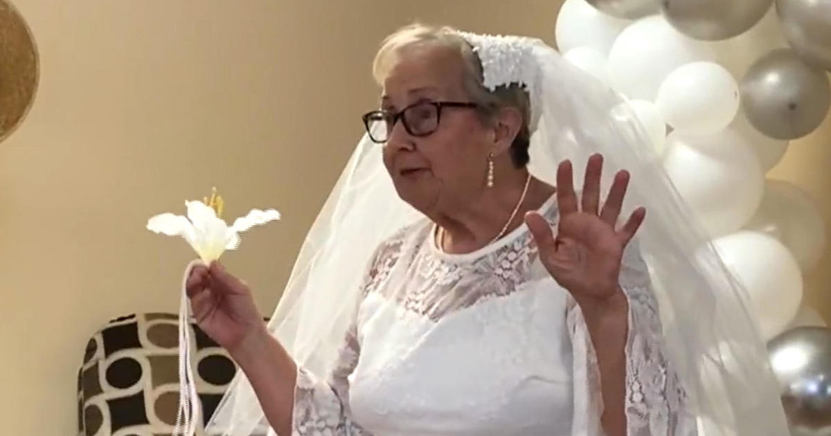 76-year-old celebrates self-love by marrying herself: "It's all a bed of roses"