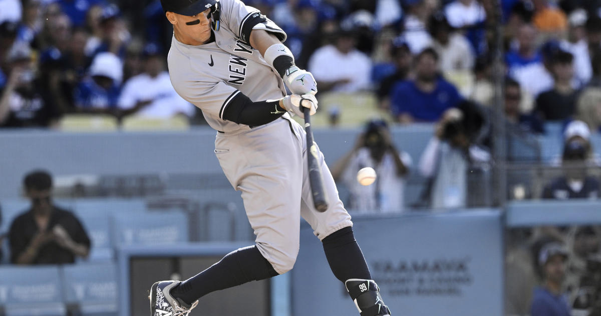 Aaron Judge homers, makes big catch in Yankees' win over Dodgers - CBS New  York