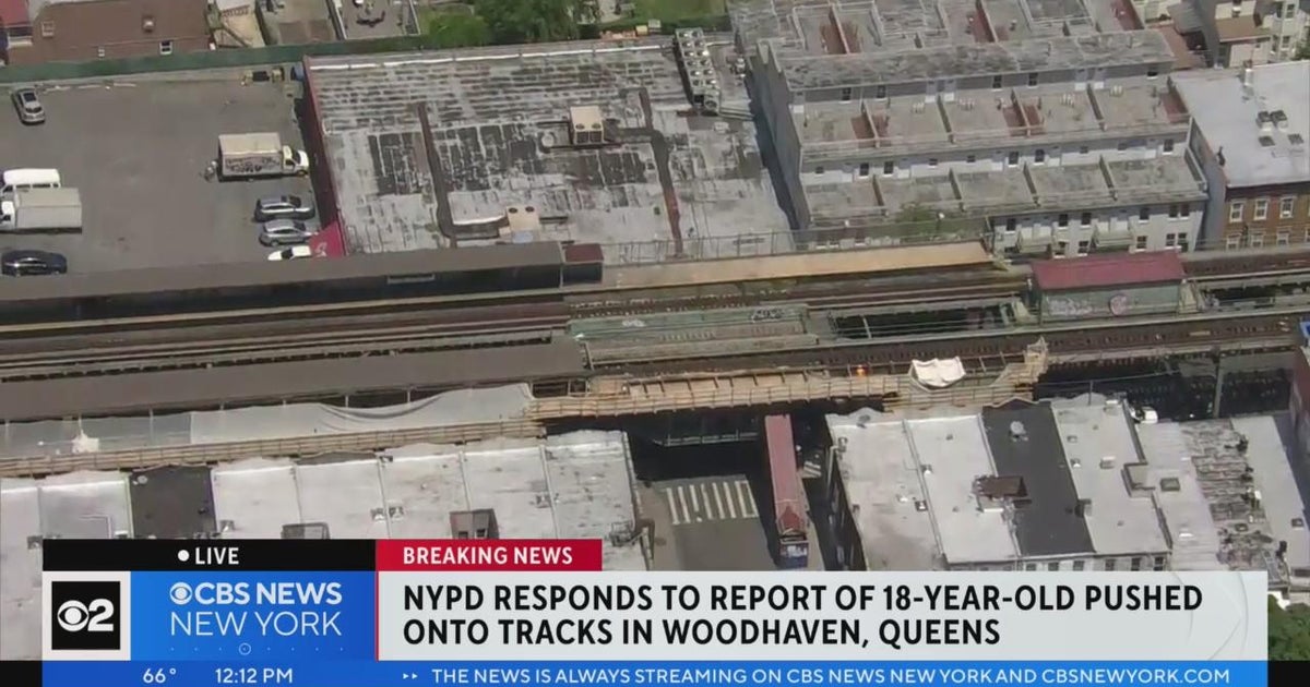 18-year-old pushed onto subway tracks in Queens - CBS New York