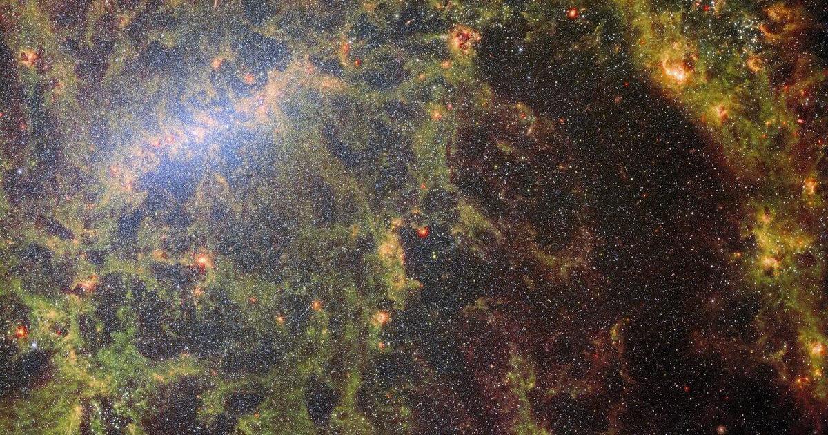 제임스 웹 우주망원경이 포착한 1,700만 광년 떨어진 은하계에서 수천 개의 별을 감상하세요.