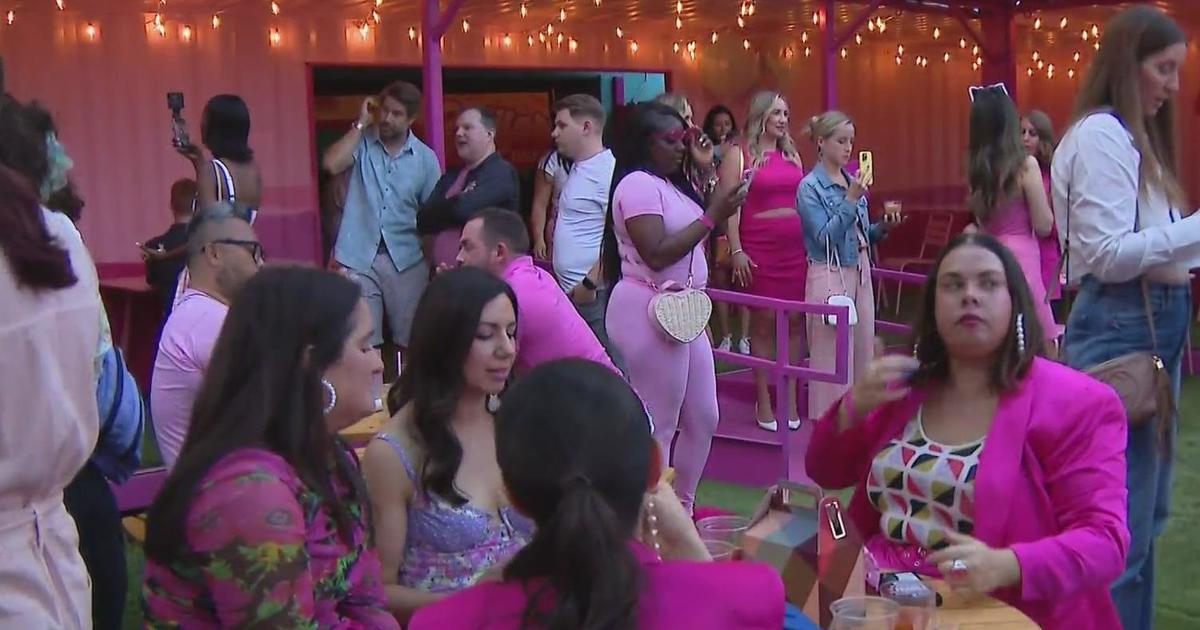 New Barbie-themed café opens in Chicago's Fulton Market - CBS Chicago