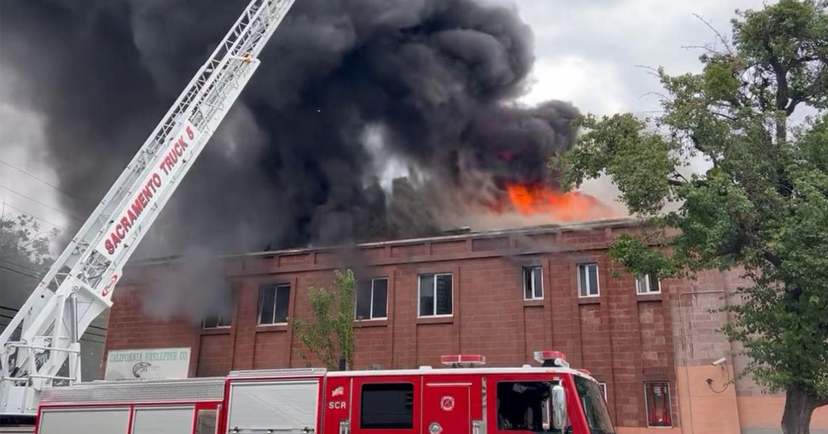 Large fire engulfs old commercial building in Sacramento - Vimarsana News