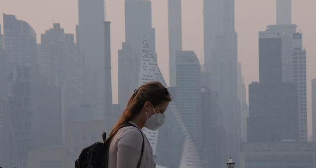 Air Quality Alert: Videos capture smoke from Canadian wildfires as it  engulfs NYC in haze - ABC7 New York