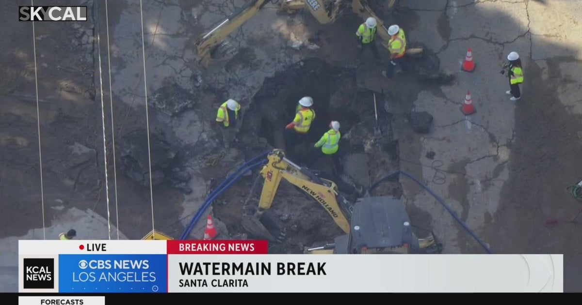 Water main break causes road closure in Santa Clarita - CBS Los Angeles