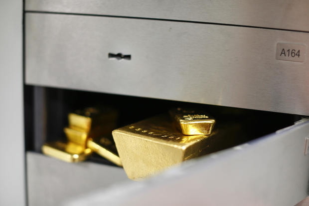 is-it-safe-to-invest-in-gold-now.jpg 