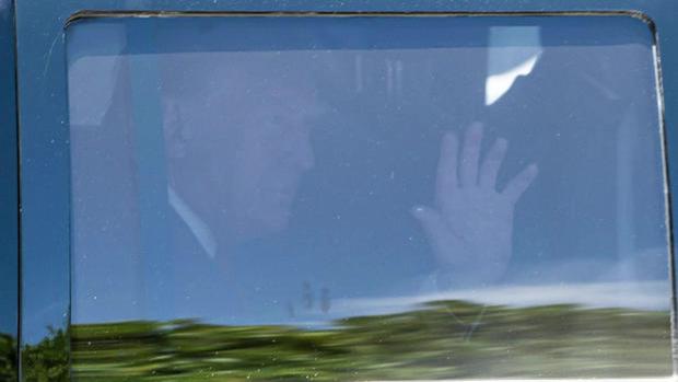 trump-waves-from-in-car-pic.jpg 