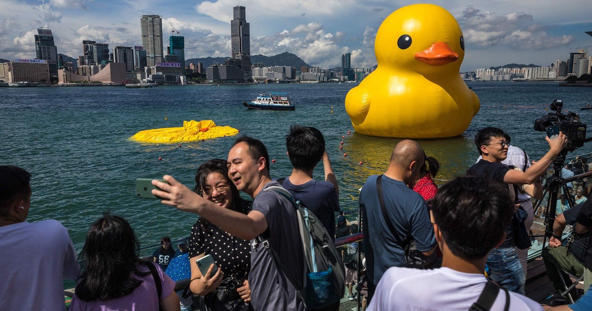 Giant rubber duck deflated in Hong Kong's harbor amid fierce heat - CBS ...
