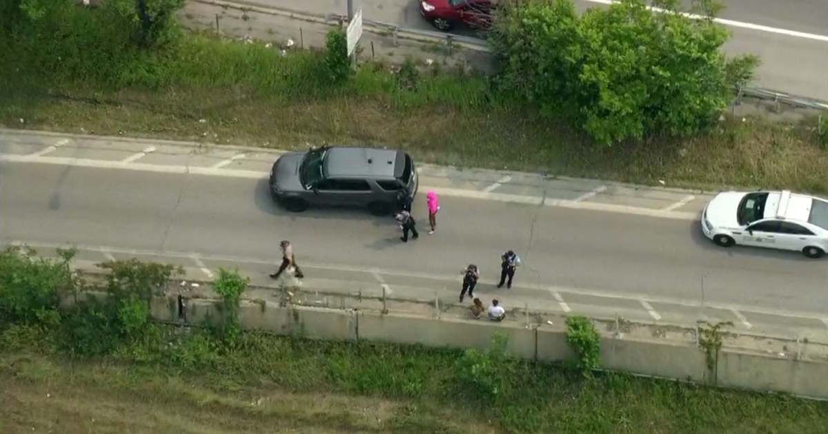 Two people shot, wounded on Eisenhower ramp on West Side - CBS Chicago