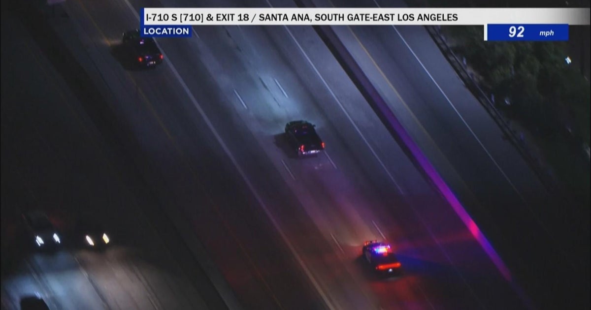 Pursuit suspect crashes into street sign during chase in Long Beach ...