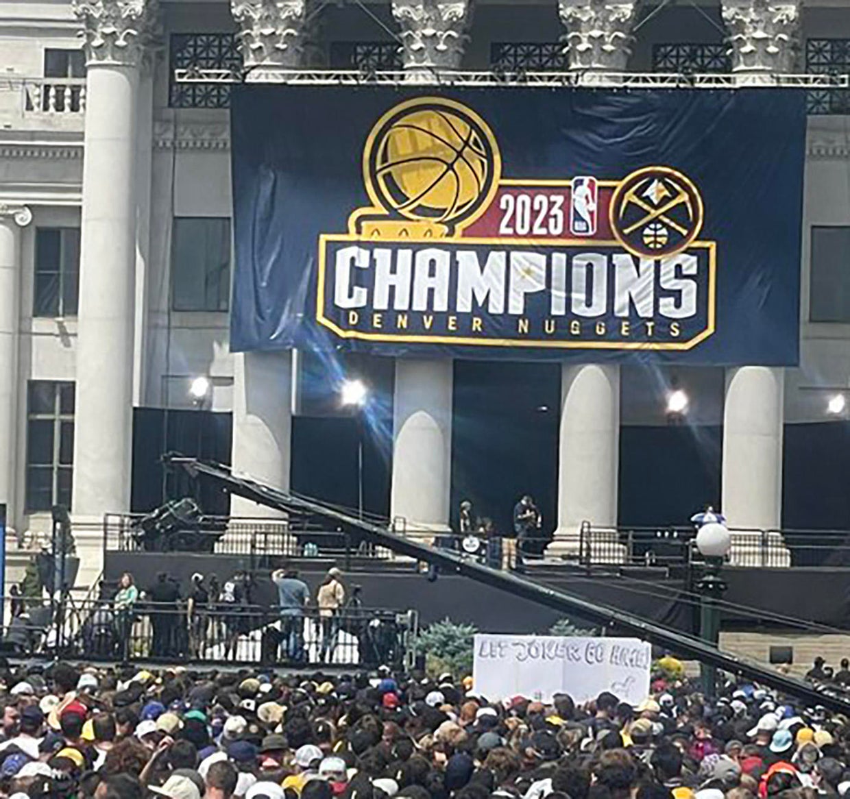 fan-sign.jpg 