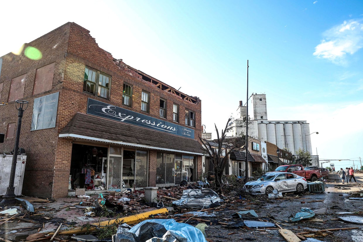 Deadly tornado rips through North Texas town, leaves "utter devastation ...