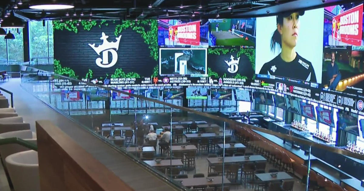 DraftKings Sportsbook at Wrigley Field Aims to Hook MLB Fans - Bloomberg