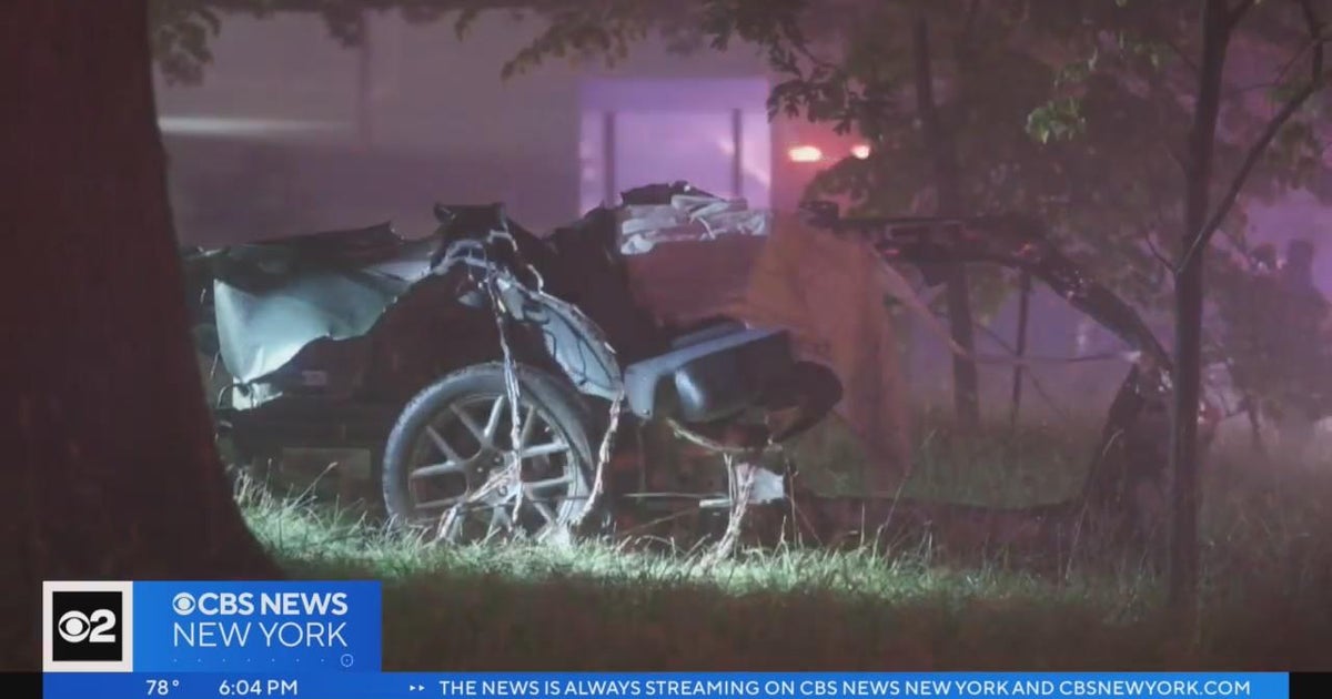 2 dead after car crash on Belt Parkway in Queens - CBS New York