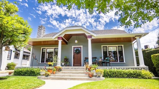 cbsn-fusion-home-prices-and-rents-predicted-to-fall-thumbnail-2083118-640x360.jpg 