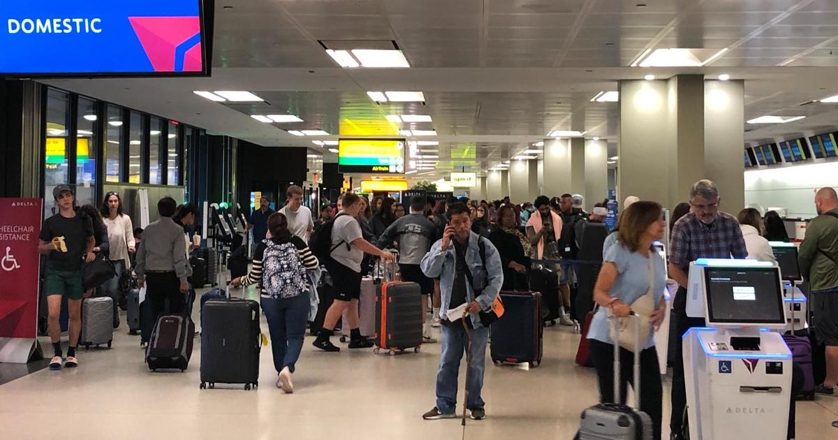Los viajeros pasan la noche en el aeropuerto de Newark mientras los retrasos y cancelaciones se extienden a otro día