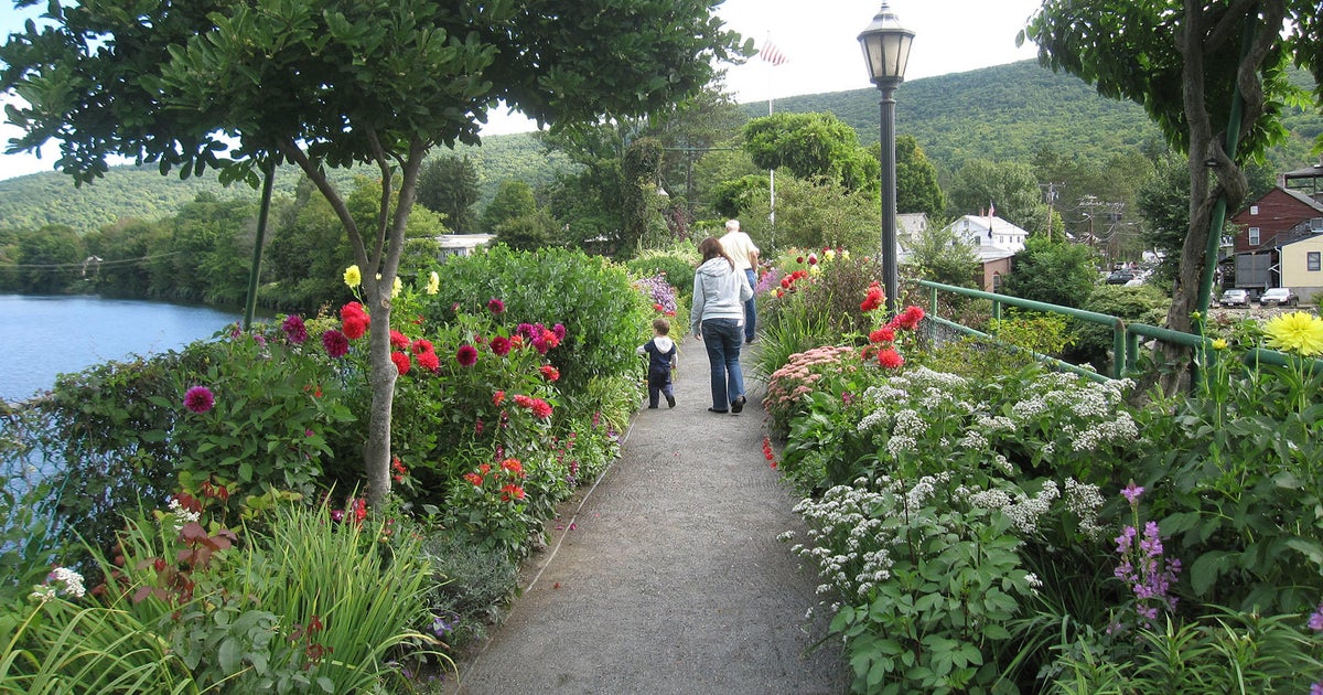 Shelburne Falls visitors asked not to spread ashes at Bridge of Flowers Shelburne Falls visitors asked not to spread ashes at Bridge of Flowers