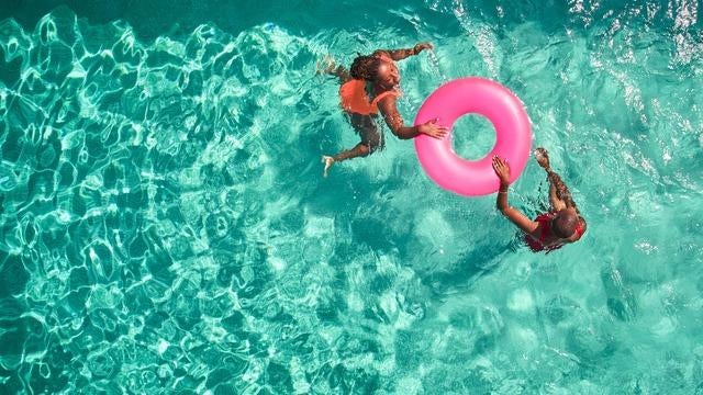 cbsn-fusion-tips-for-snagging-last-minute-summer-flight-deals-thumbnail-2089754-640x360.jpg 