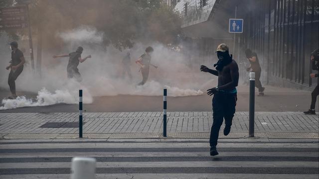 cbsn-fusion-france-deploys-40000-officers-to-quell-protests-thumbnail-2089928-640x360.jpg 