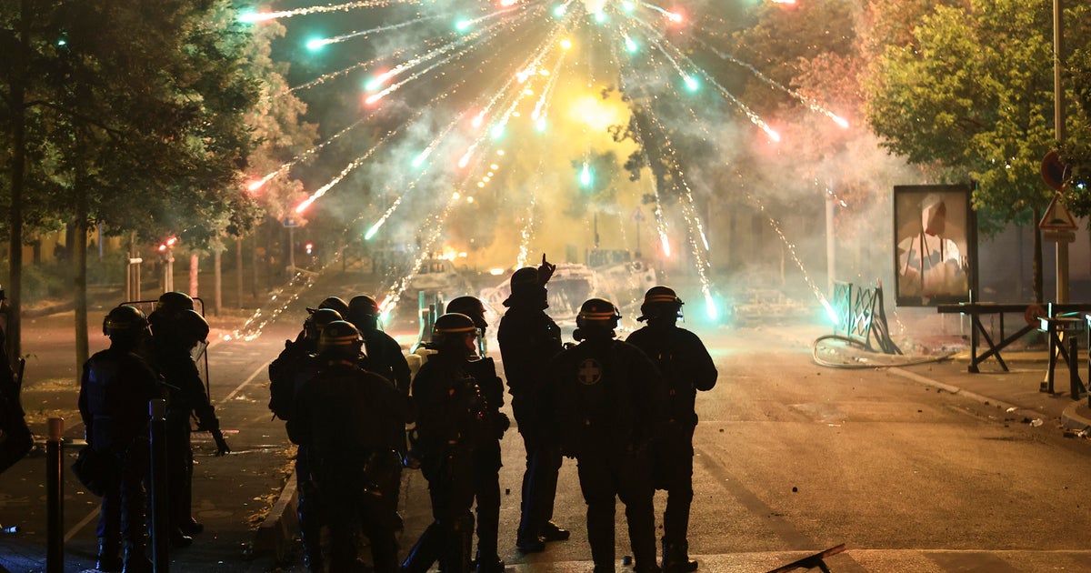 Setki osób zostało aresztowanych, gdy już trzecia noc we Francji wybuchły protesty w związku ze śmiertelnym zastrzeleniem nastolatka przez policję