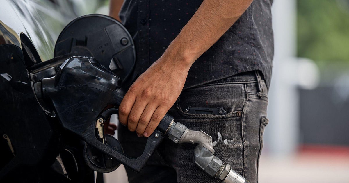 Fourth of July gas prices take an almost unprecedented plunge - Vimarsana News