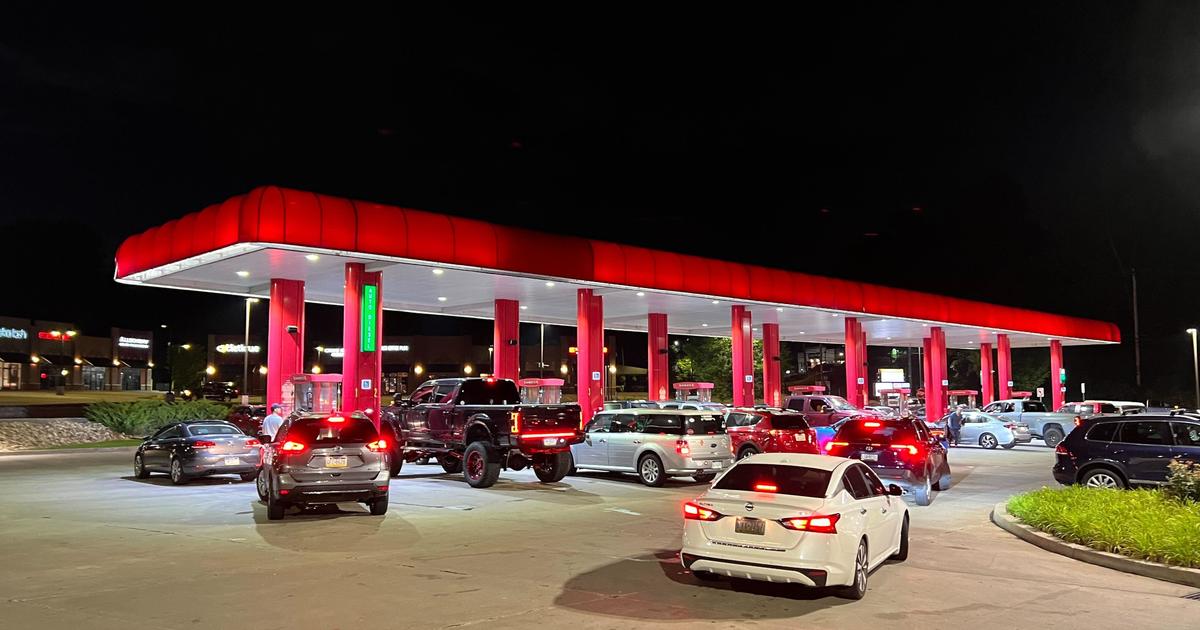 Drivers Line Up For Gas After Sheetz Rolls Back Prices To 1776 Per Gallon For 4th Of July 3975