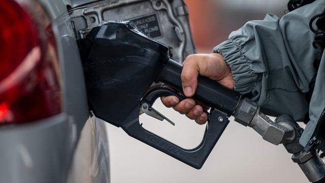 cbsn-fusion-us-gas-prices-expected-to-become-more-affordable-thumbnail-2106289-640x360.jpg 