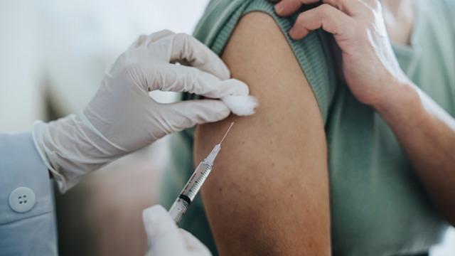 cbsn-fusion-3-vaccines-recommended-to-prevent-triple-pandemic-tripledemic-thumbnail-2109568-640x360.jpg 