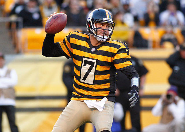 Quarterback Kordell Stewart of the Pittsburgh Steelers runs the News  Photo - Getty Images