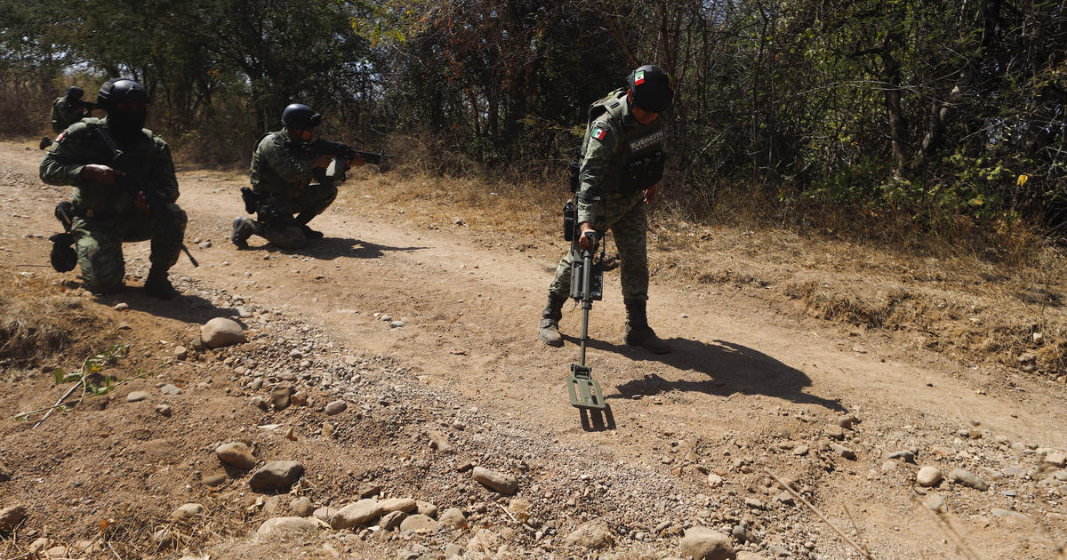 7 bombs planted as “trap” by drug cartel kill 4 police officers and 2 civilians in Mexico, officials say