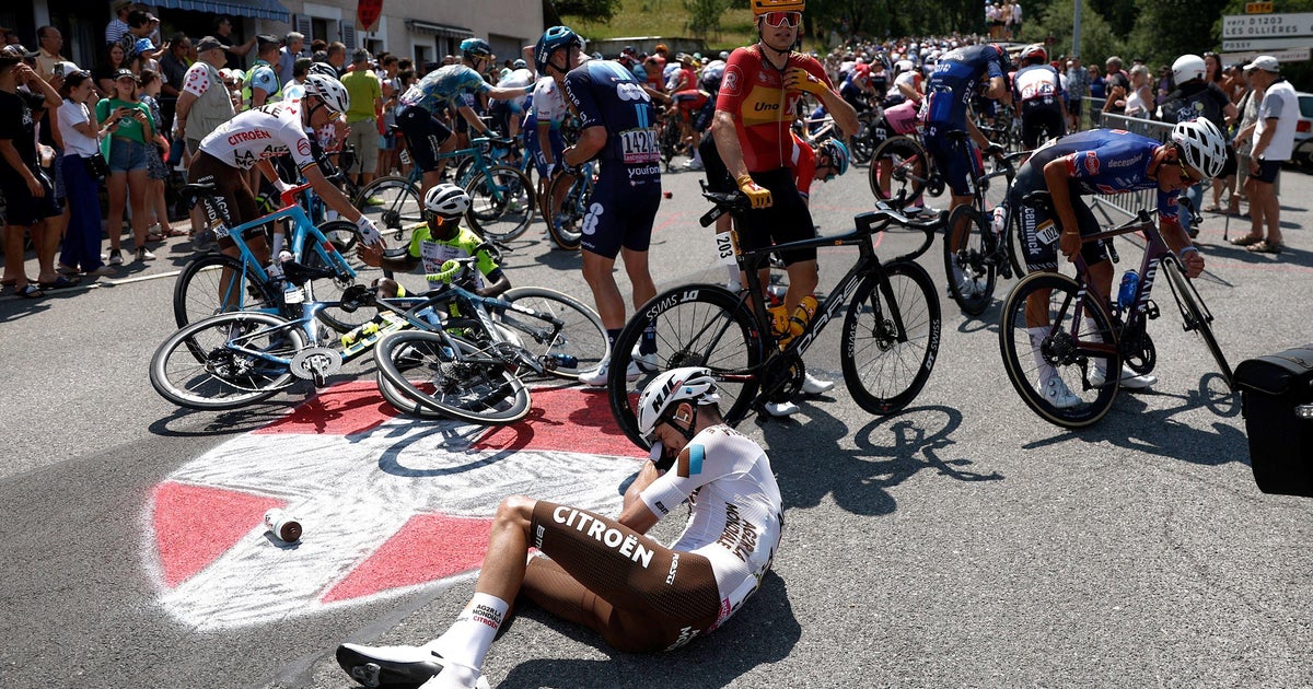Cyclists fall 'like skittles' at the Tour de France in spectacular crash - Vimarsana News