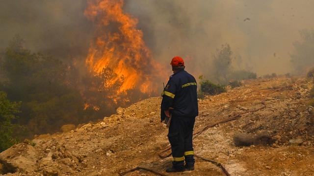 cbsn-fusion-wildfire-raging-near-athens-greece-with-temperatures-in-triple-digits-thumbnail-2138951-640x360.jpg 