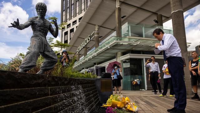 Hong Kong Bruce Lee statue 