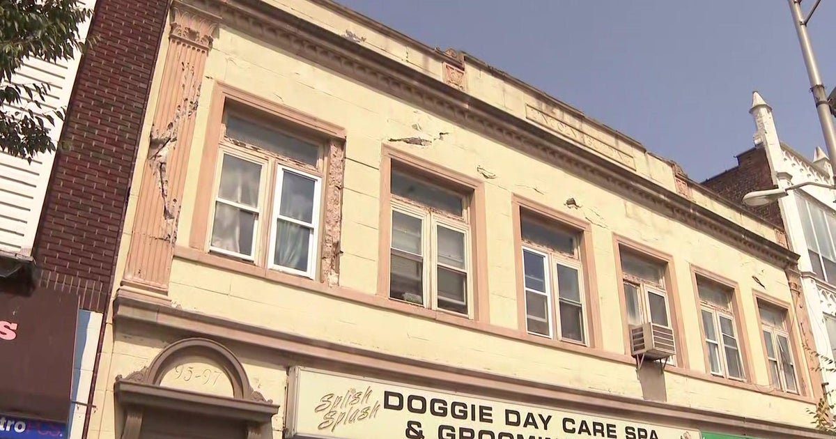 Englewood apartments evacuated after buildings facade partially collapses Englewood apartments evacuated after buildings facade partially collapses
