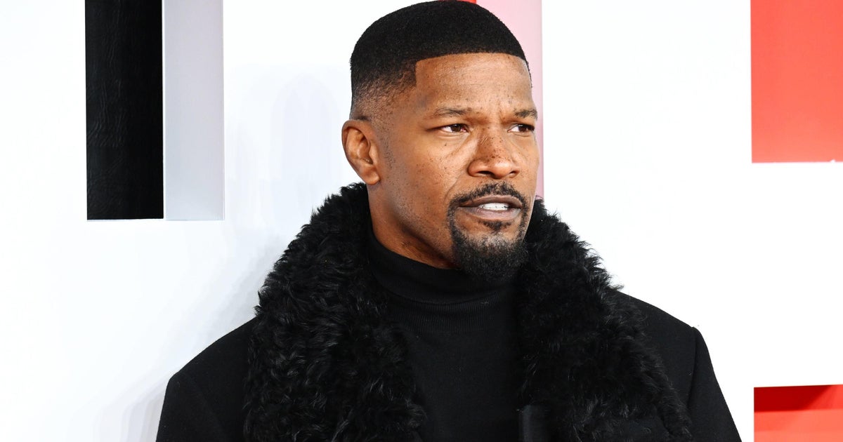 Jamie Foxx many thanks family members and lovers in initially movie since hospitalization: ‘I went to hell and back’