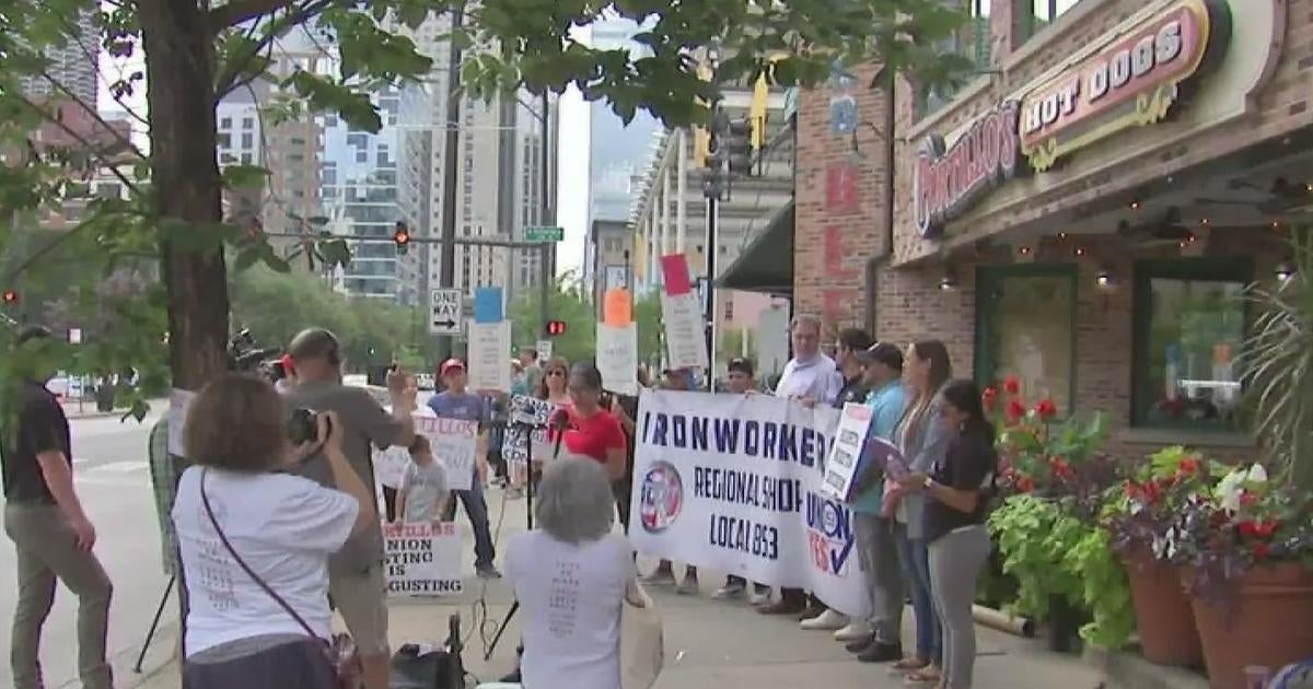 Portillo's workers fighting to unionize - CBS Chicago