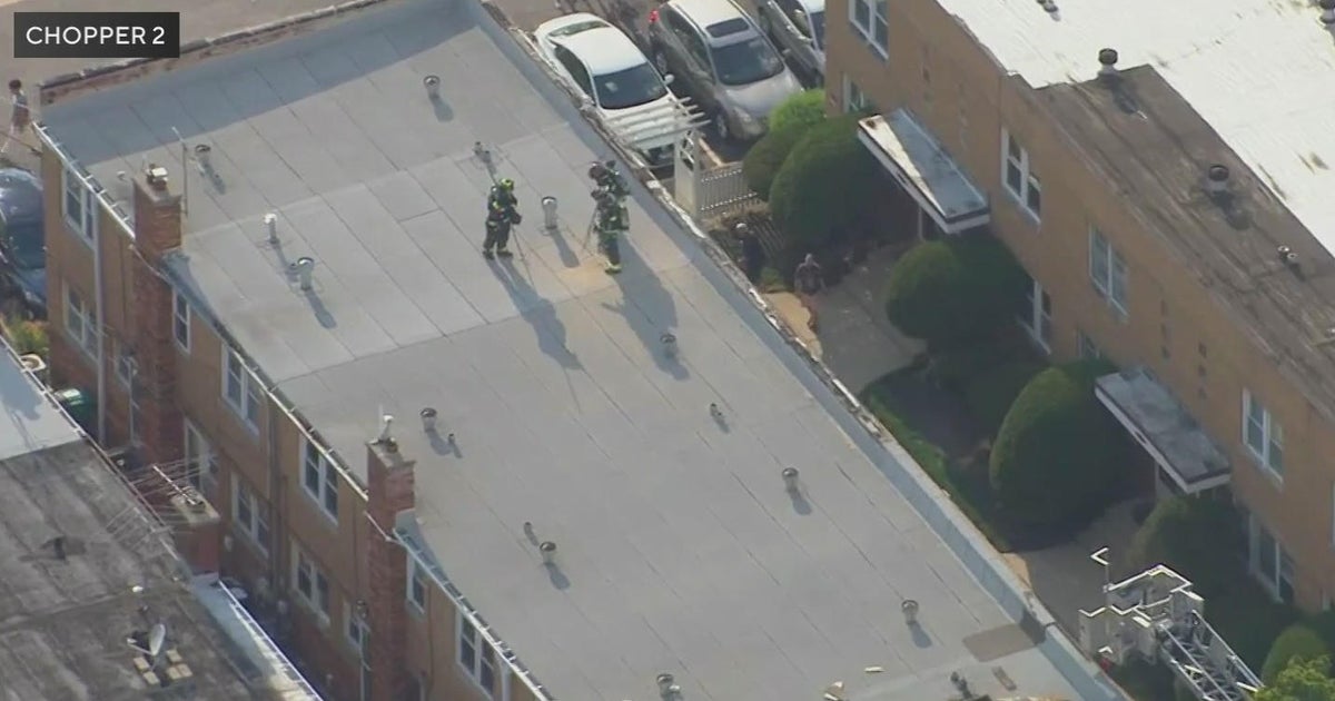 At least one person injured in Oak Park building explosion - CBS Chicago