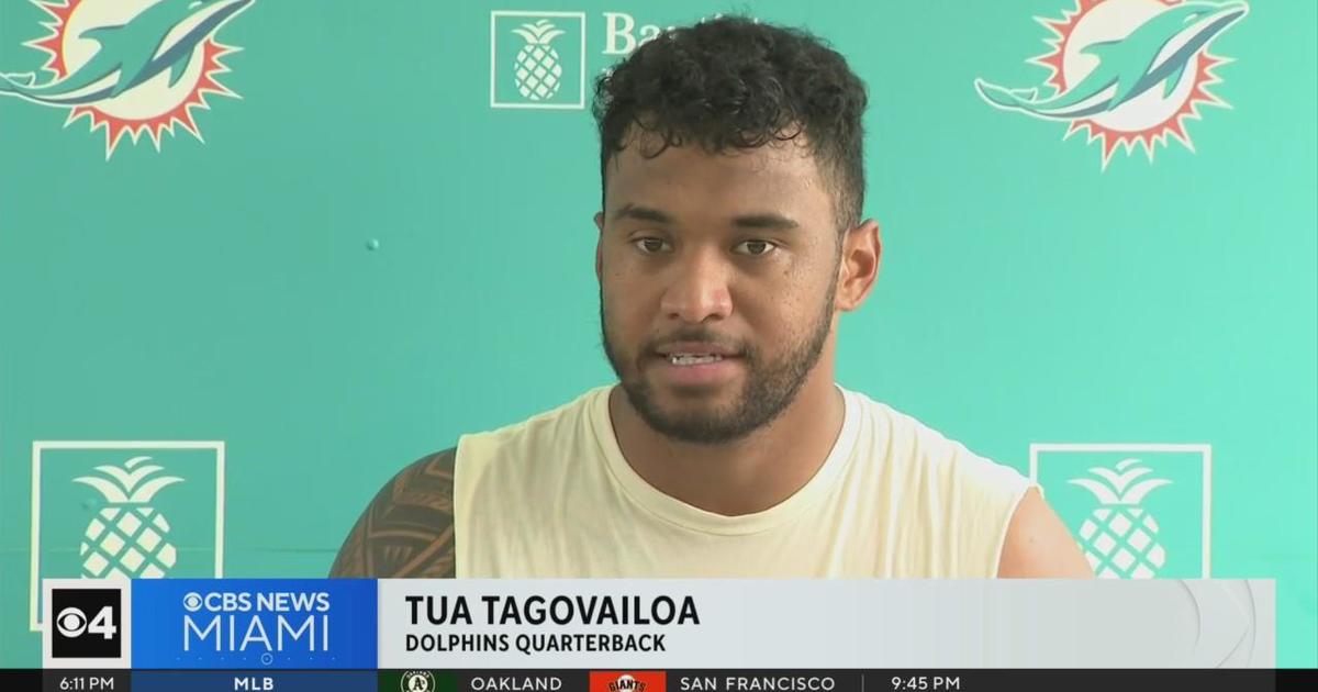 Dolphins QB Tua Tagovailoa reacts to Justin Herbert, Jalen Hurts extensions