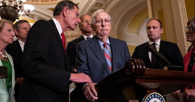 Mitch McConnell appears to freeze again during exchange with reporters