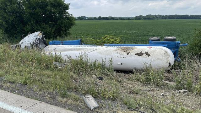Tanker truck crashes on Interstate 65 
