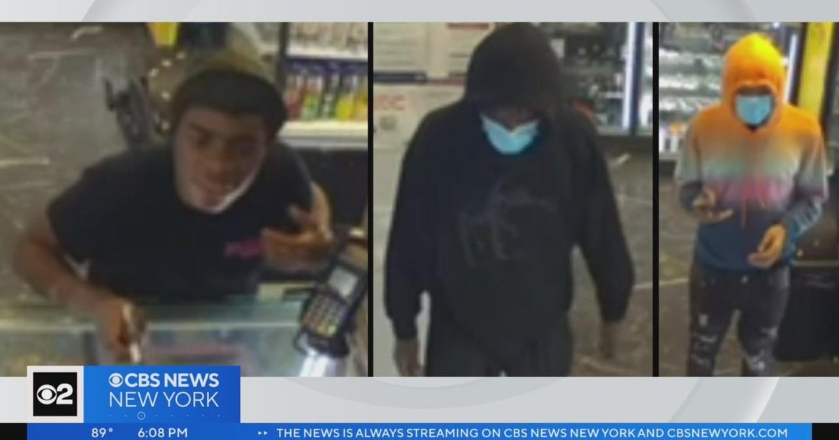 Police searching for suspects in armed robbery in Queens CBS New York