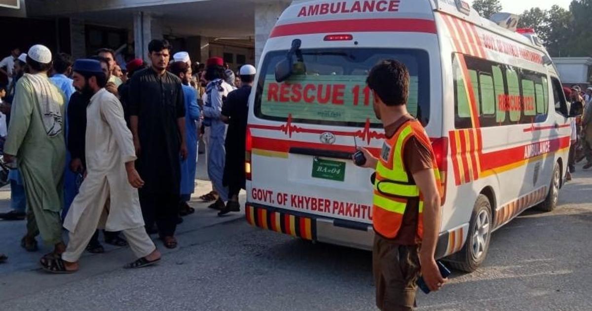 Бомба на политически митинг в северозападен Пакистан уби най-малко 44 души и рани близо 200