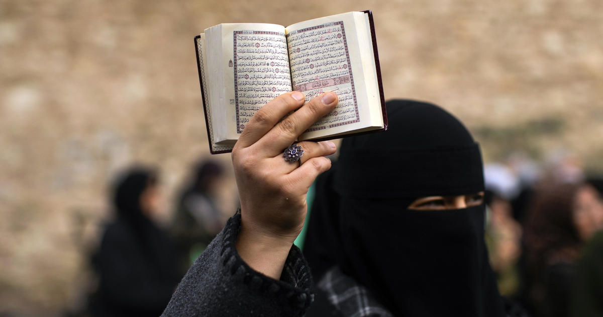 Коранът беше изгорен на 3-ти малък протест в Швеция след предупреждение, че оскверняването на свещената книга на исляма носи риск от терор