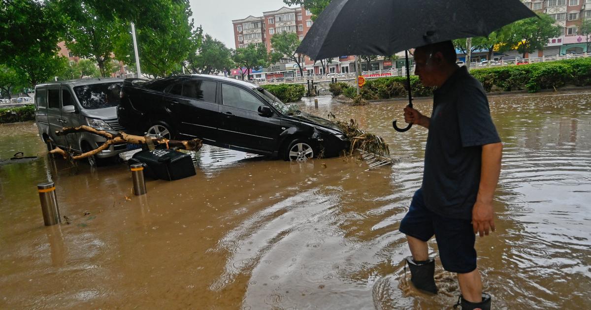 Пекин — Пороен дъжд удари обширната столица на Китай и