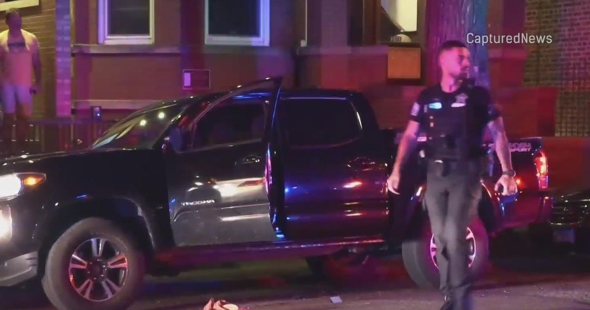Man shot during attempted carjacking in Bucktown - CBS Chicago